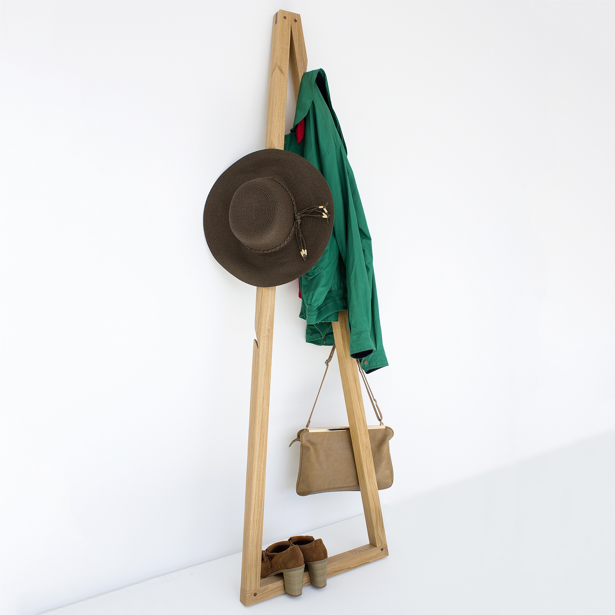 Porte-manteau minimaliste en bois de chêne Pendura par Filipa Mendes & Gustavo Macedo