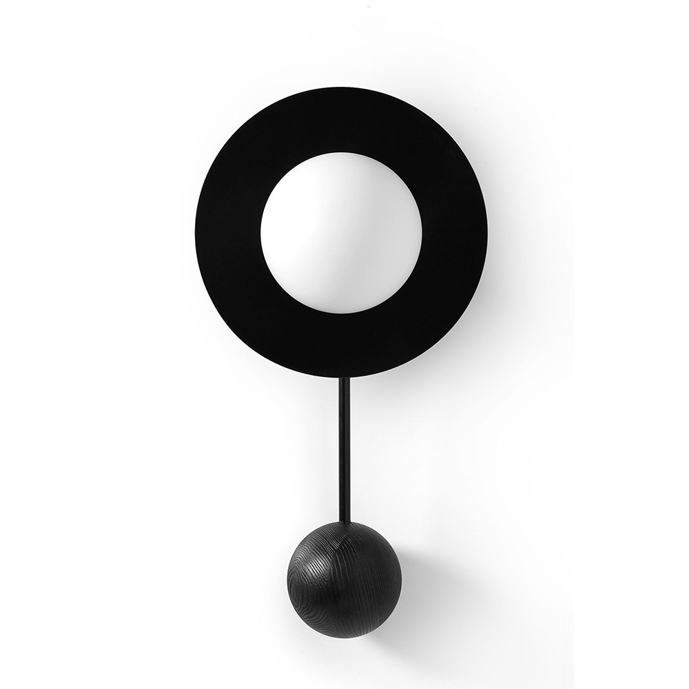 Applique murale Kello cadre en métal détail boule en bois au design contemporain par Ummo lighting