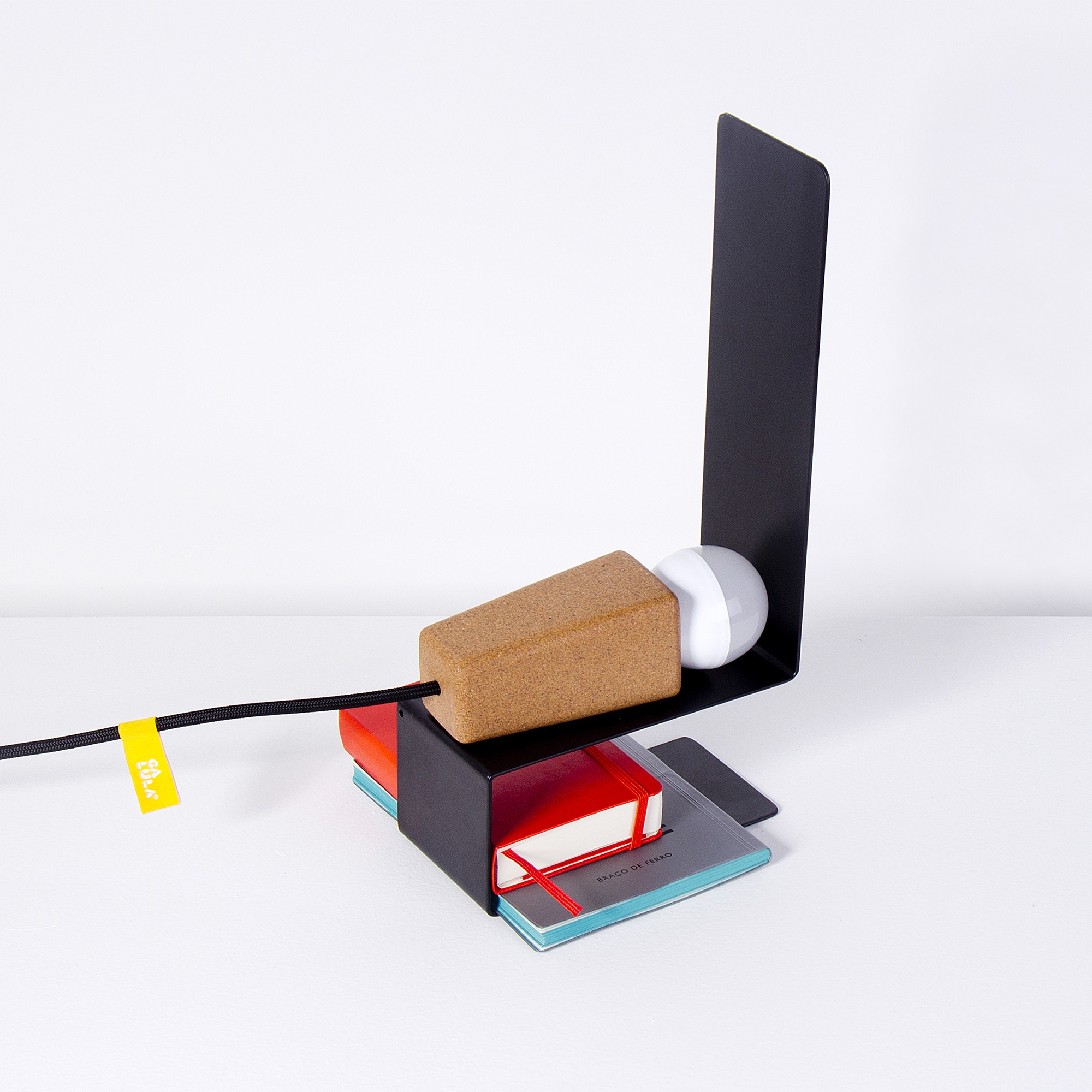 Lampe à poser aimantée Glint noir en liège et métal par Filipa Mendes & Gustavo Macedo