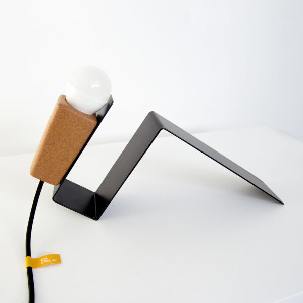 Lampe à poser aimantée Glint noir en liège et métal par Filipa Mendes & Gustavo Macedo