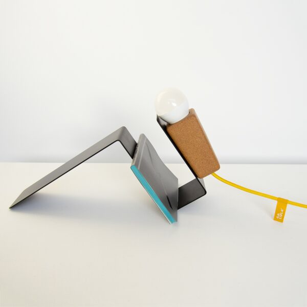 Lampe à poser aimantée Glint noir en liège et métal par Filipa Mendes & Gustavo Macedo