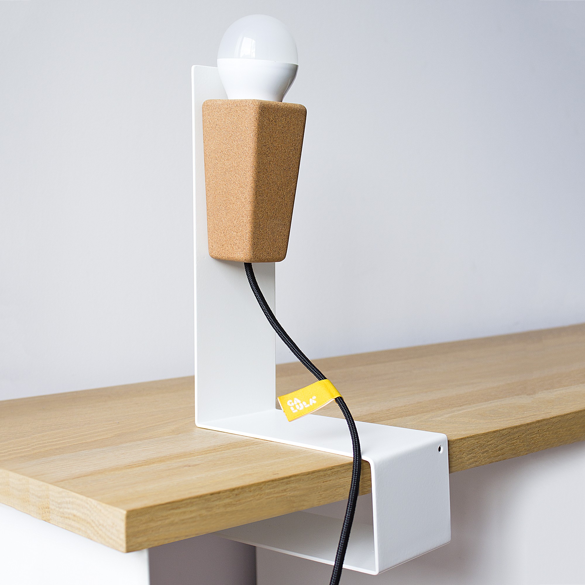 Lampe à poser aimantée Glint blanc en liège et métal par Filipa Mendes & Gustavo Macedo