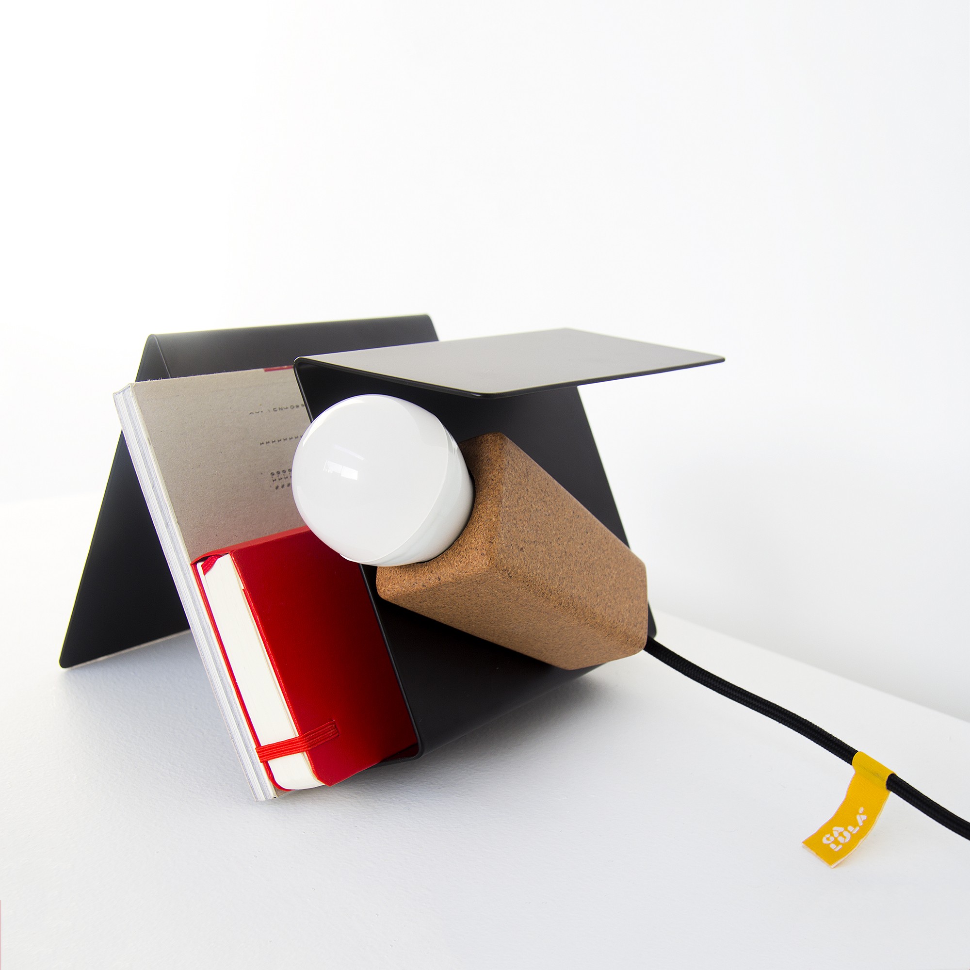 Lampe à poser aimantée Glint V2 noir en liège et métal par Filipa Mendes & Gustavo Macedo