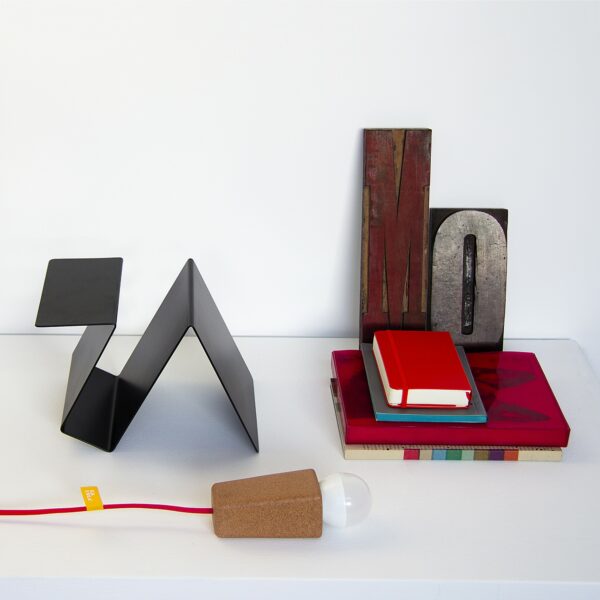 Lampe à poser aimantée Glint V2 noir en liège et métal par Filipa Mendes & Gustavo Macedo