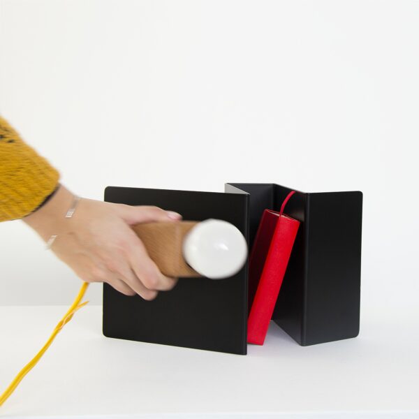 Lampe à poser aimantée Glint V2 noir en liège et métal par Filipa Mendes & Gustavo Macedo