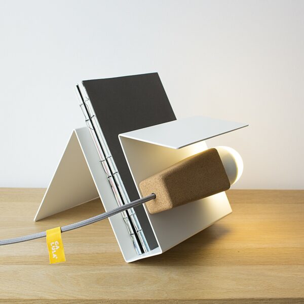 Lampe à poser aimantée Glint V2 blanc en liège et métal par Filipa Mendes & Gustavo Macedo