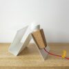 Lampe à poser aimantée Glint V2 blanc en liège et métal par Filipa Mendes & Gustavo Macedo