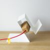 Lampe à poser aimantée Glint V2 blanc en liège et métal par Filipa Mendes & Gustavo Macedo