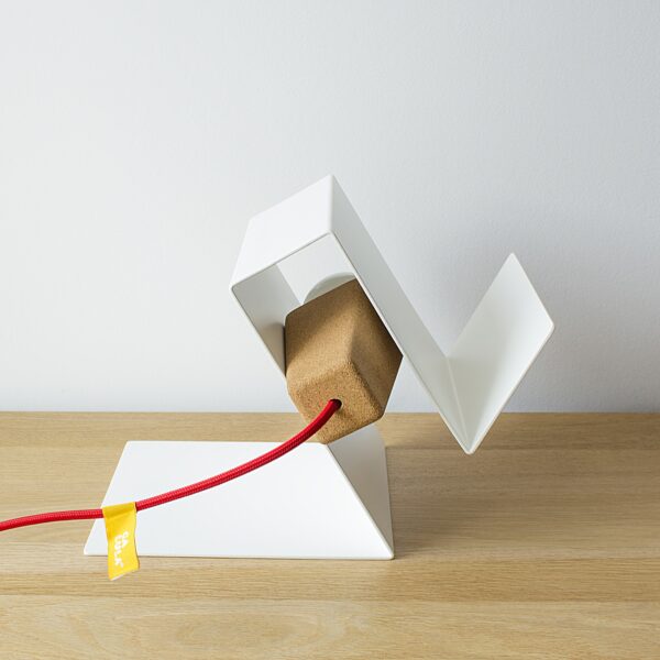 Lampe à poser aimantée Glint V2 blanc en liège et métal par Filipa Mendes & Gustavo Macedo