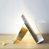 Lampe à poser aimantée Glint V2 blanc en liège et métal par Filipa Mendes & Gustavo Macedo
