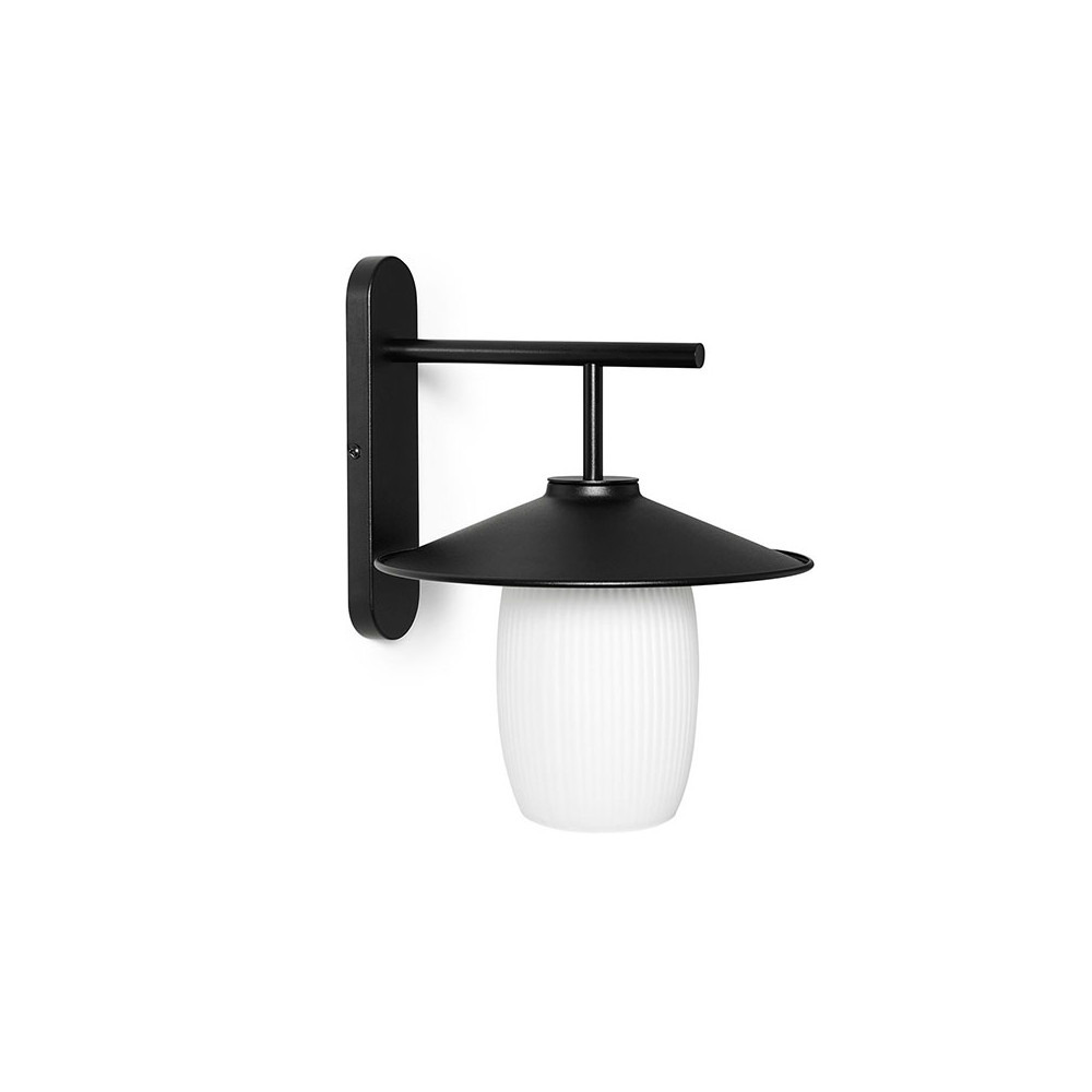 Applique murale Jingu cadre en métal avec abat-jour en verre rainuré blanc mat au design contemporain par Ummo lighting