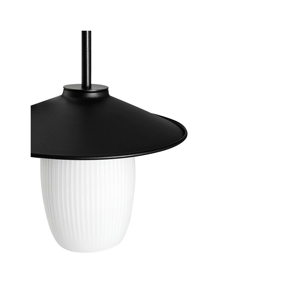 Applique murale Jingu cadre en métal avec abat-jour en verre rainuré blanc mat au design contemporain par Ummo lighting