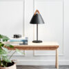 Lampe à pose Strap cadre en métal avec lanière sur l'abat-jour au design industriel par Design for The People