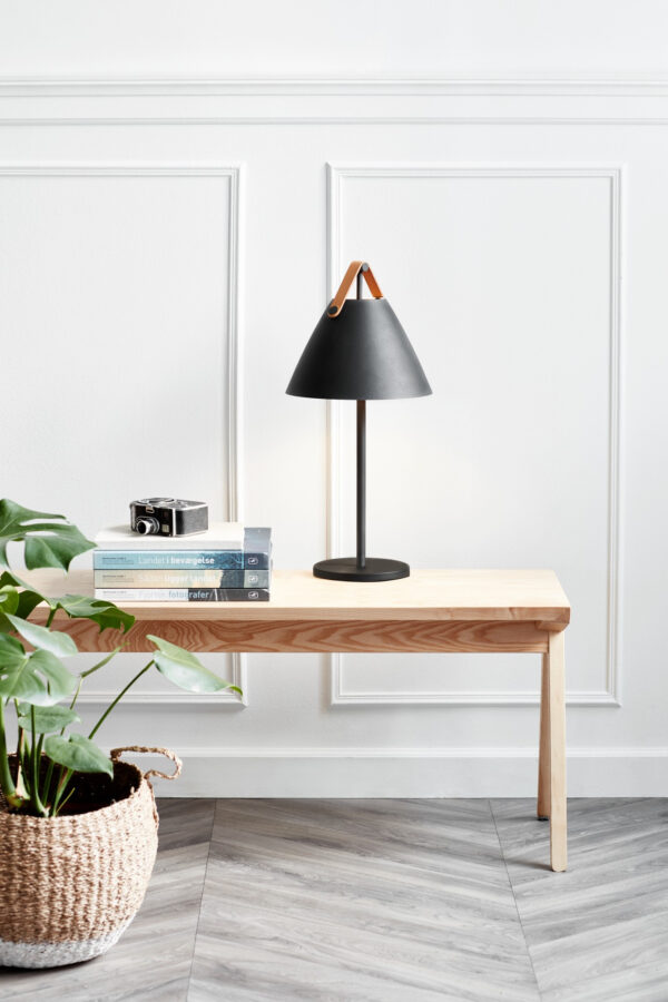 Lampe à pose Strap cadre en métal avec lanière sur l'abat-jour au design industriel par Design for The People