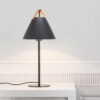 Lampe à pose Strap cadre en métal avec lanière sur l'abat-jour au design industriel par Design for The People