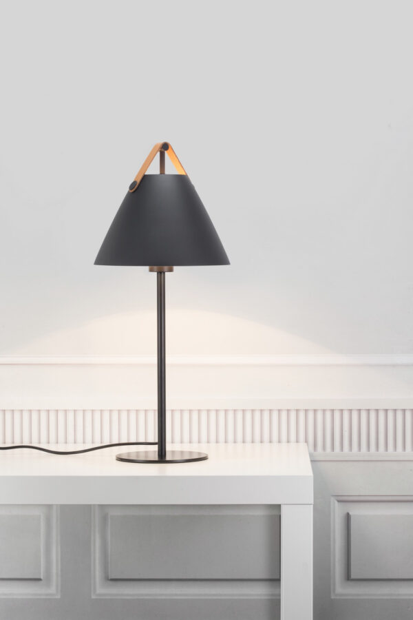 Lampe à pose Strap cadre en métal avec lanière sur l'abat-jour au design industriel par Design for The People