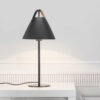 Lampe à pose Strap cadre en métal avec lanière sur l'abat-jour au design industriel par Design for The People