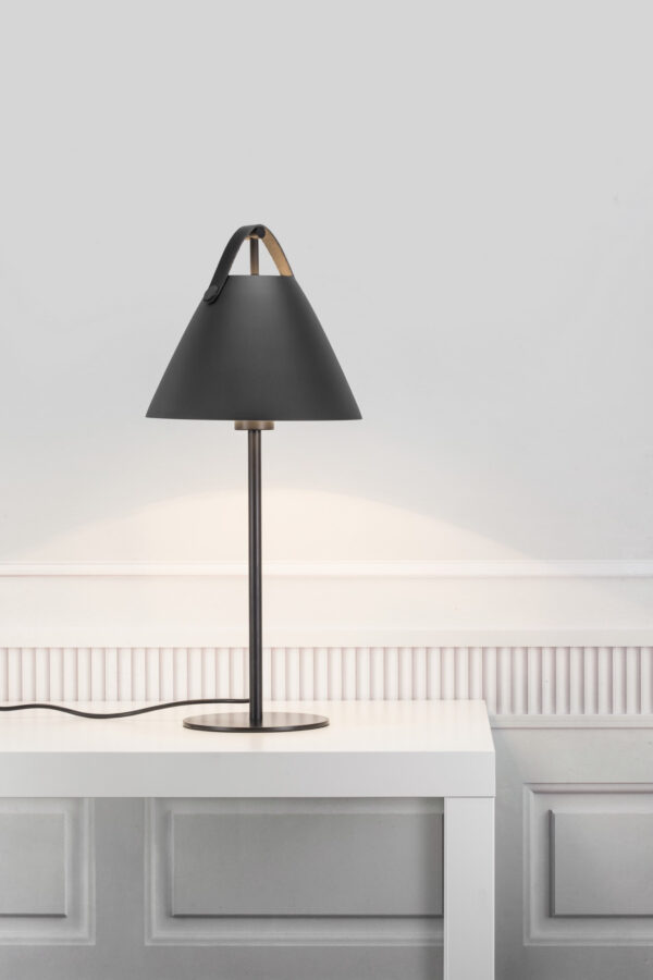 Lampe à pose Strap cadre en métal avec lanière sur l'abat-jour au design industriel par Design for The People