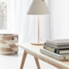 Lampe à pose Strap cadre en métal avec lanière sur l'abat-jour au design industriel par Design for The People