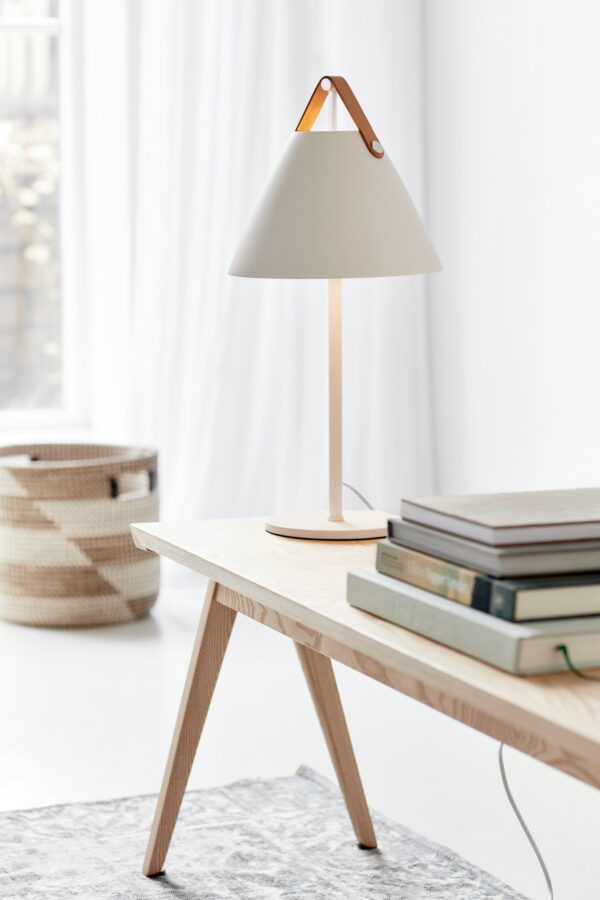 Lampe à pose Strap cadre en métal avec lanière sur l'abat-jour au design industriel par Design for The People