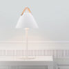 Lampe à pose Strap cadre en métal avec lanière sur l'abat-jour au design industriel par Design for The People