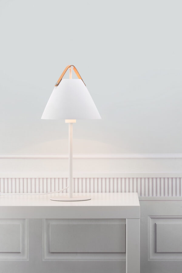 Lampe à pose Strap cadre en métal avec lanière sur l'abat-jour au design industriel par Design for The People