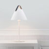 Lampe à pose Strap cadre en métal avec lanière sur l'abat-jour au design industriel par Design for The People