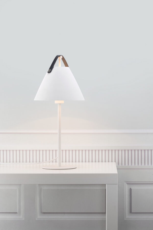 Lampe à pose Strap cadre en métal avec lanière sur l'abat-jour au design industriel par Design for The People
