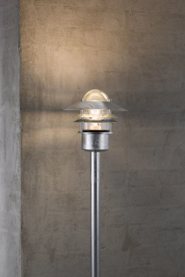 Lampadaire d'extérieur Blokhus au design contemporain par Nordlux