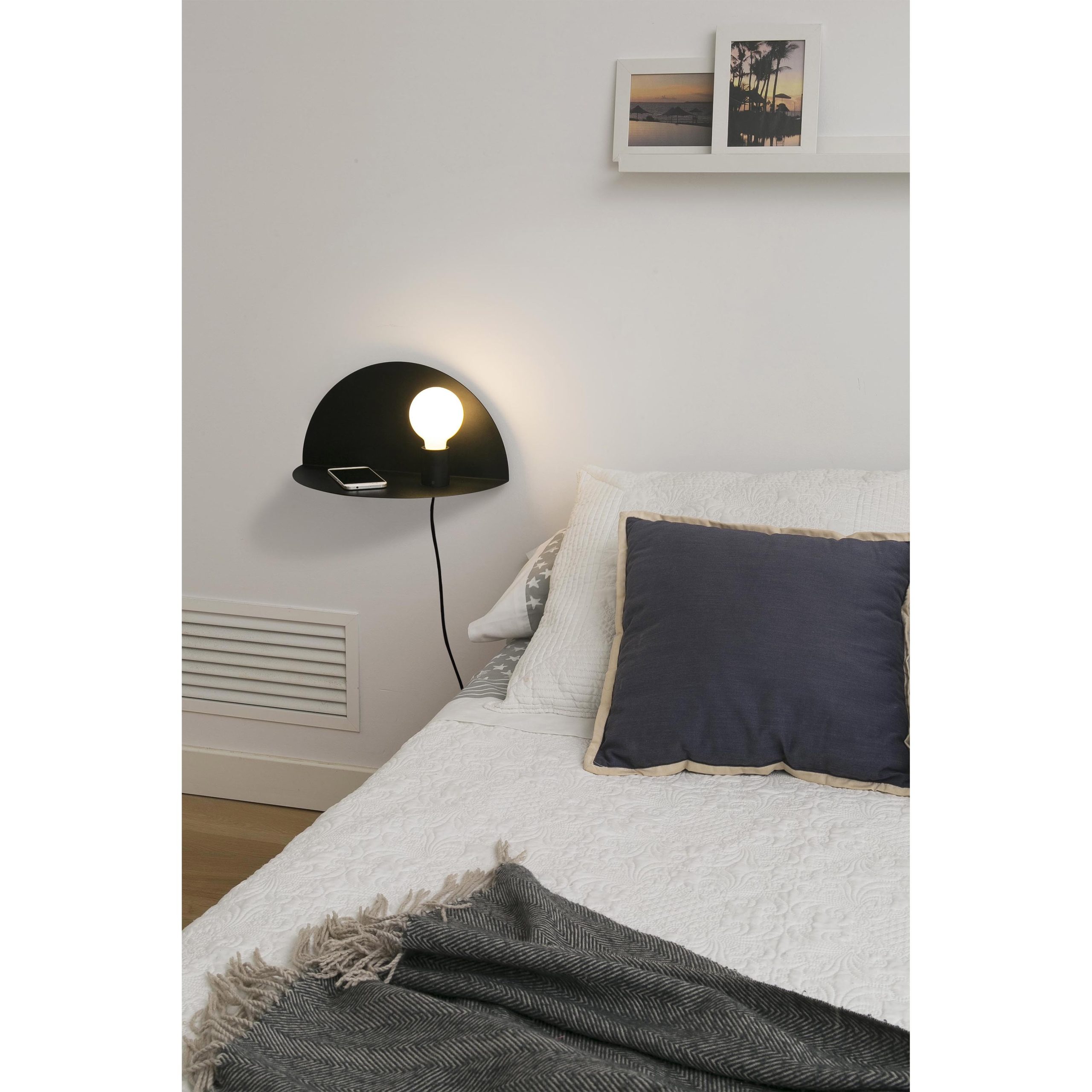 Applique / étagère design Room noir au design moderne et minimaliste par Goula Figuera