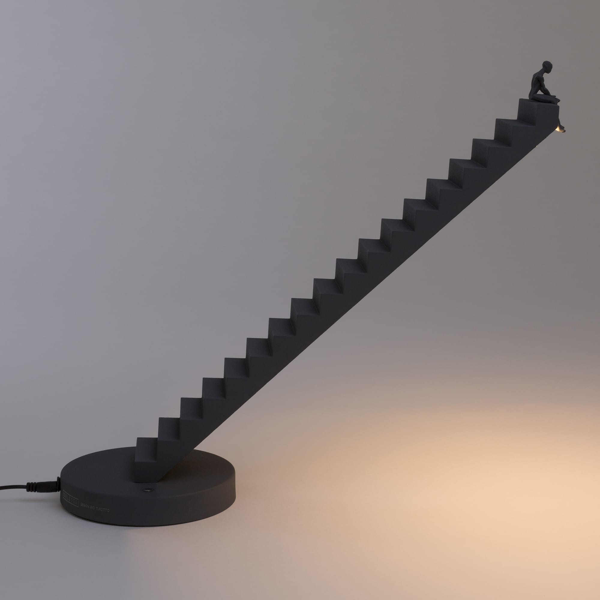Lampe à poser Verso anthracite dimmable avec touch sensitive en forme d'escalier par Gio Tirotto X Seletti