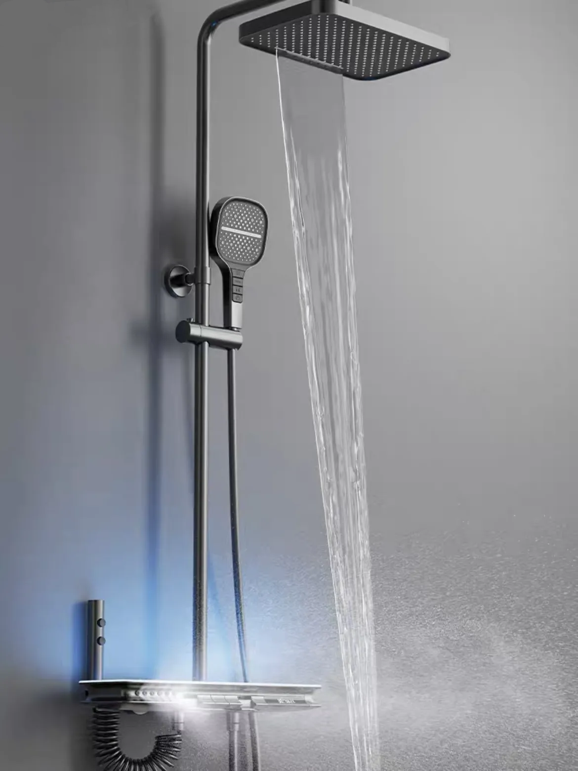 Colonne de douche Yuli avec tablette Full LED et 6 modes de sortie d'eau par Pavao Studio