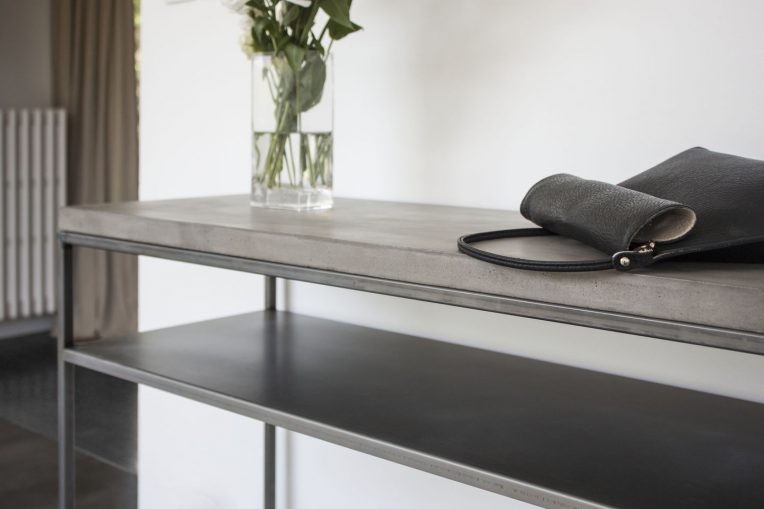 Console avec étagère Perspective en métal et double plateau en béton au style industriel par Lyon Beton