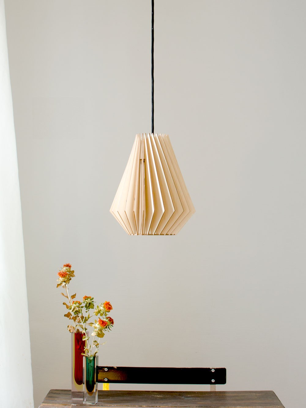 Suspension HEKTOR L Ø30,5cm découpée au laser en bouleau naturel par IUMI Design