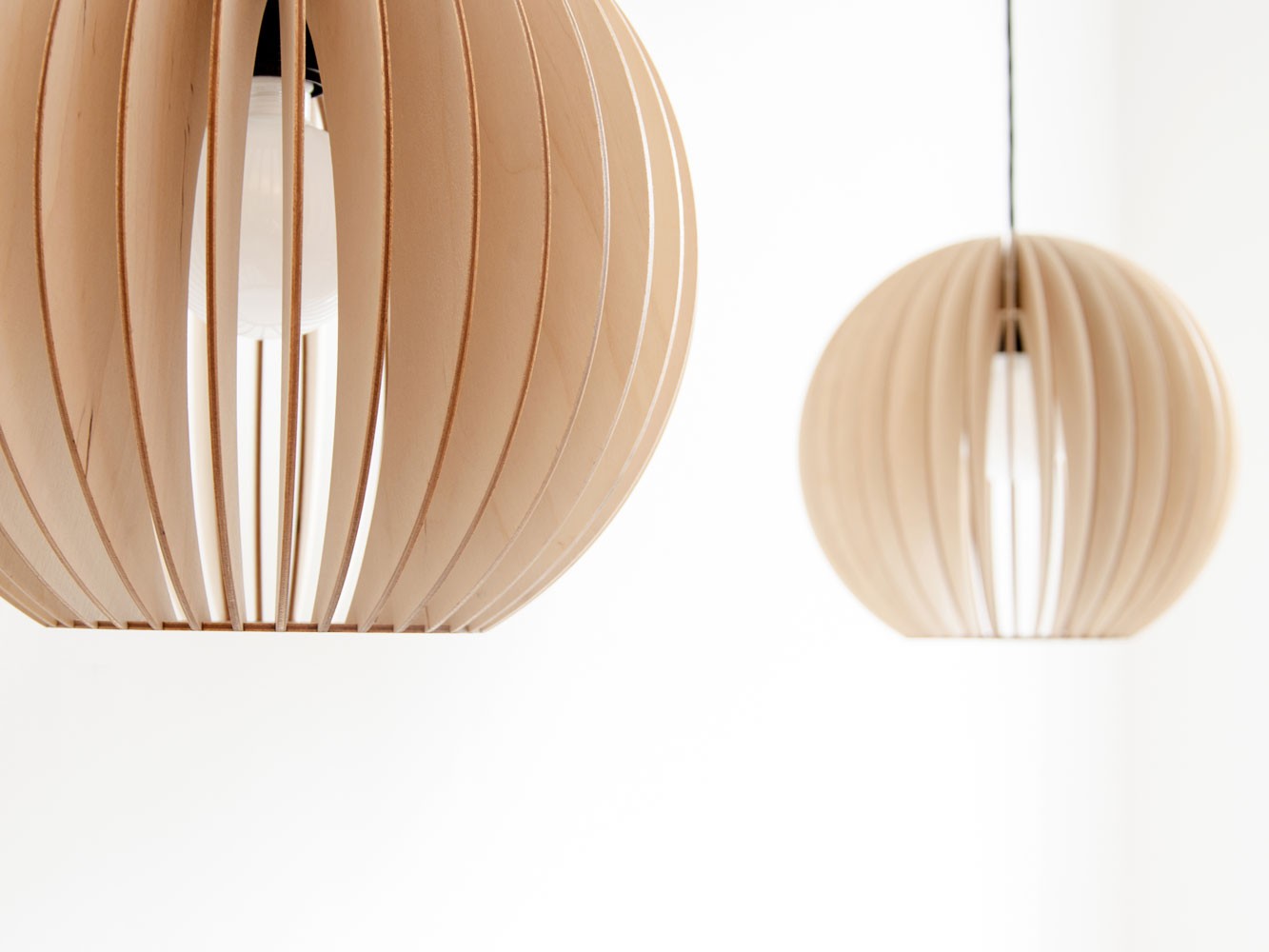 Suspension AION Ø30cm en bouleau naturel découpée au laser au design scandinave par IUMI Design