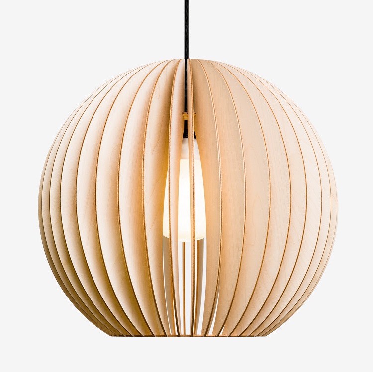 Suspension AION L Ø38cm en bouleau naturel découpée au laser au design scandinave par IUMI Design