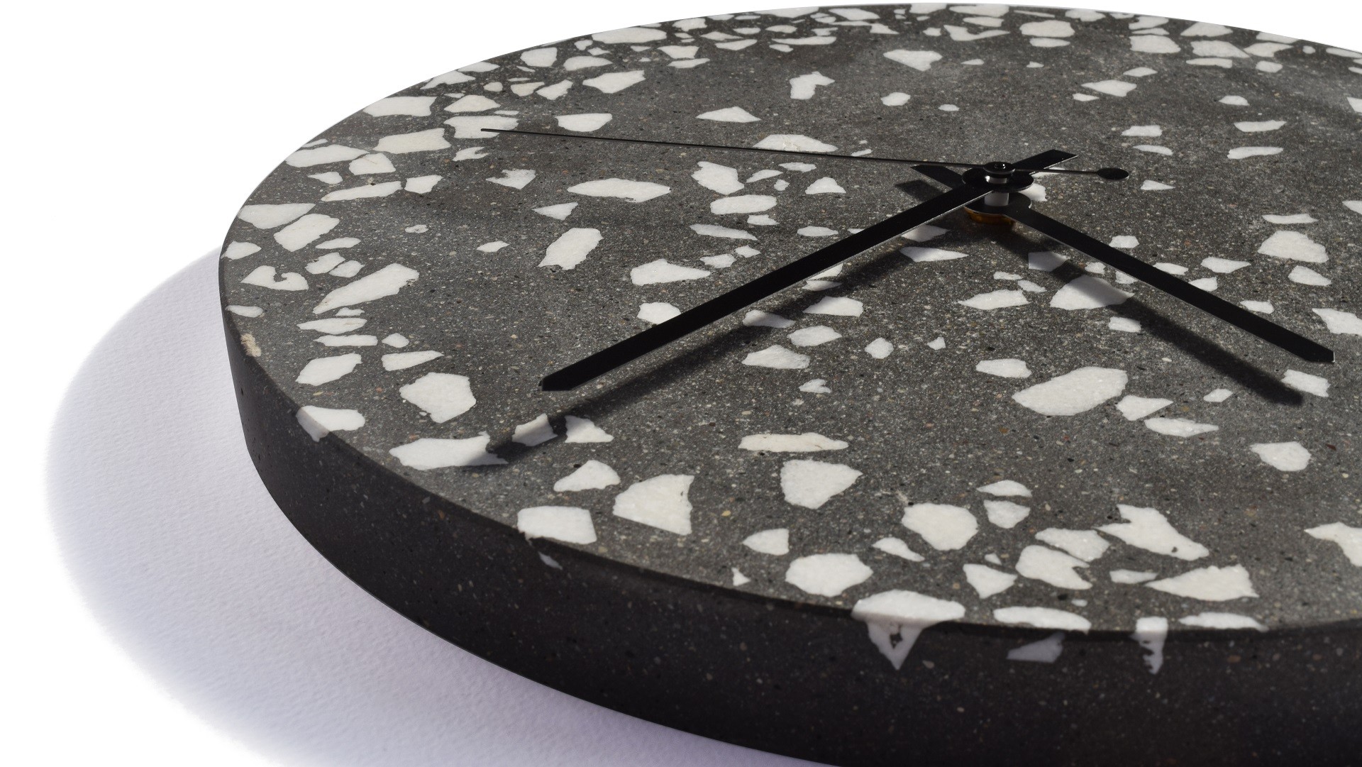 Horloge design Tempus 32 Terrazzo en béton par Urbi et Orbi
