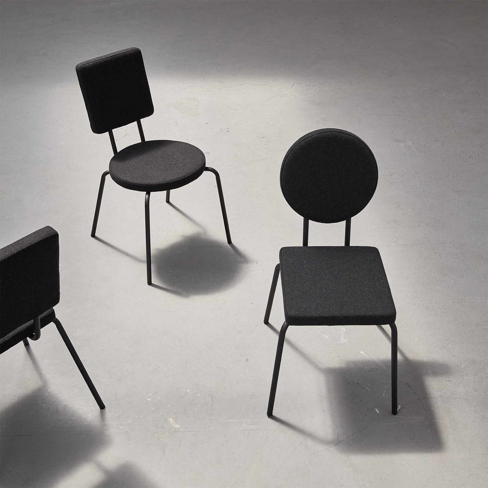 Chaise design en feutre OPTION avec assise carré et dossier rond par Frederik Roijé X Puik Art