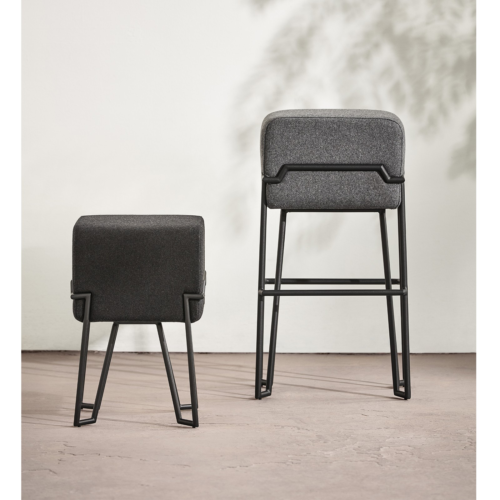 Tabouret haut en feutre Bokk bar au design graphique par Ka-Lai Chan X Puik Art