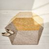 Tapis au design géométrique ISO hexagone 100% en laine par Ontwerpduo x Puik Art