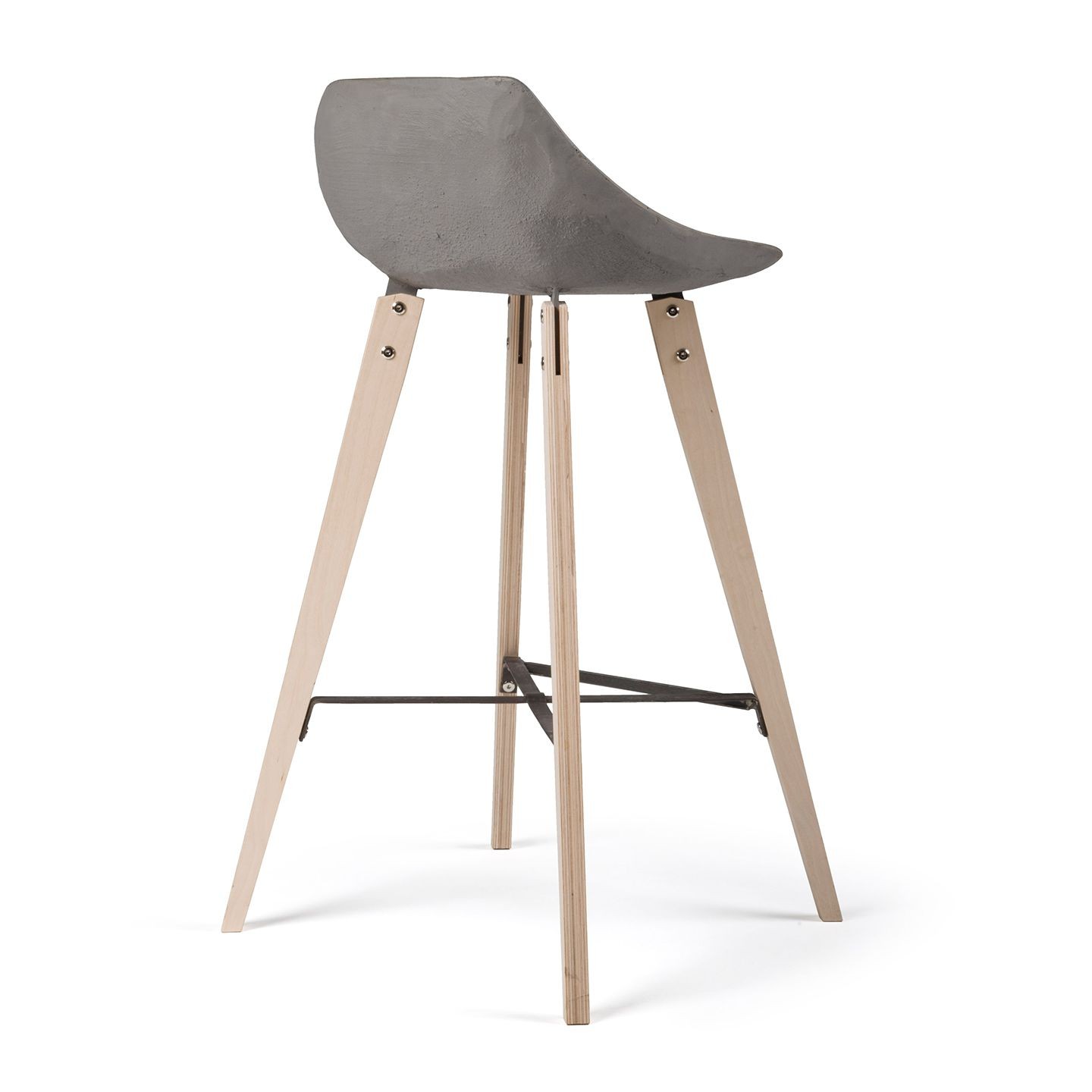 Chaise de comptoir Hauteville en béton avec piétements en bois par Henri Lavallard Boget X Lyon Beton