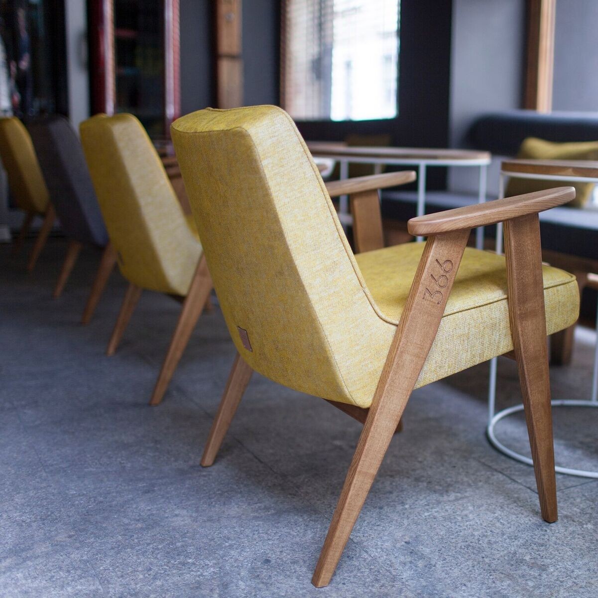 Fauteuil 366 Armchair Loft en chêne massif au design scandinave et vintage par 366 Concept Retro Furniture